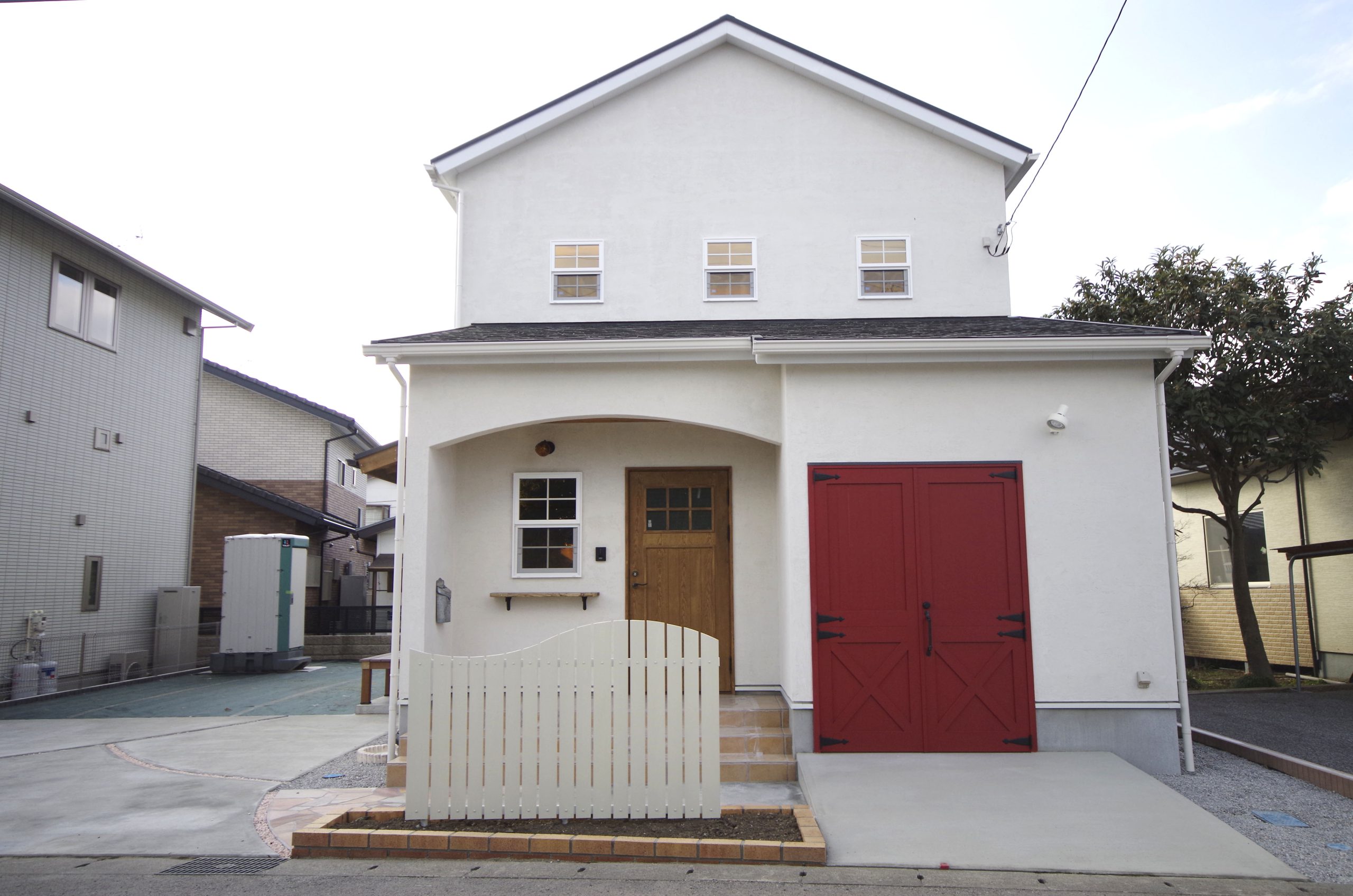 赤い扉のガレージがある木と漆喰の可愛らしいお家 栃木の注文住宅なら川堀工務店 自然素材の家 K Living