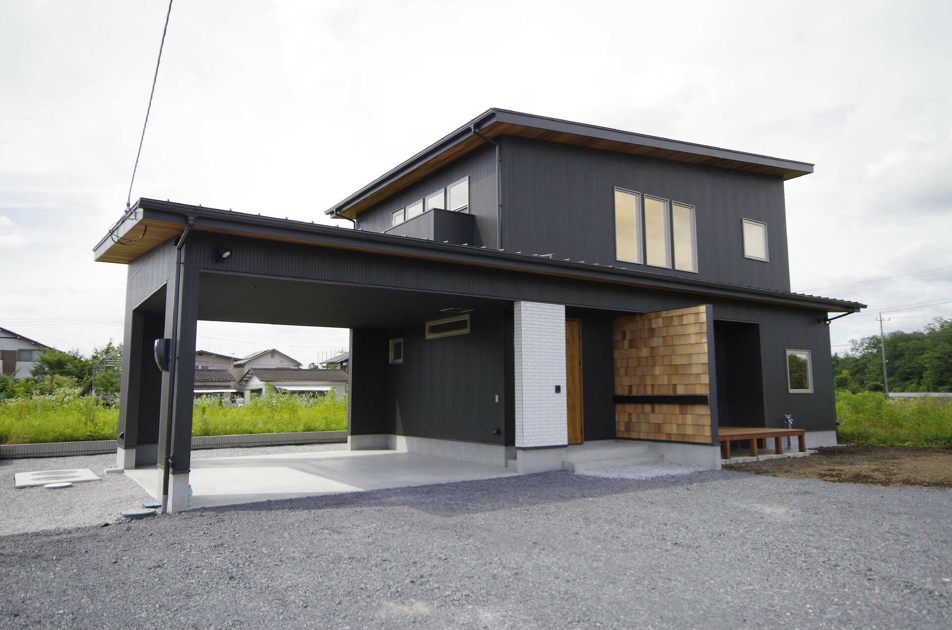 ガレージのある 片流れ屋根のカッコいい家 栃木の注文住宅なら川堀工務店 自然素材の家 K Living